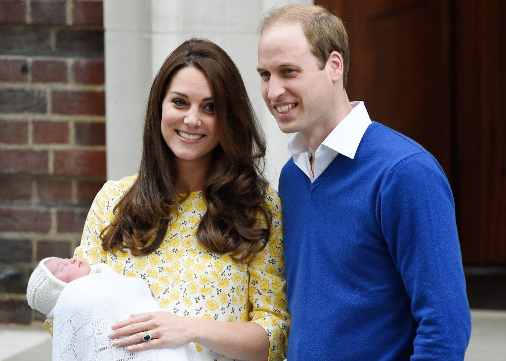 FOTO: Britu karaliskais pāris pasaulei atrāda jaundzimušo princesi