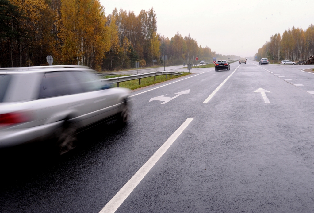 Mopēda un motocikla sadursmē bojāgājuši abi vadītāji; bloķēta satiksme 