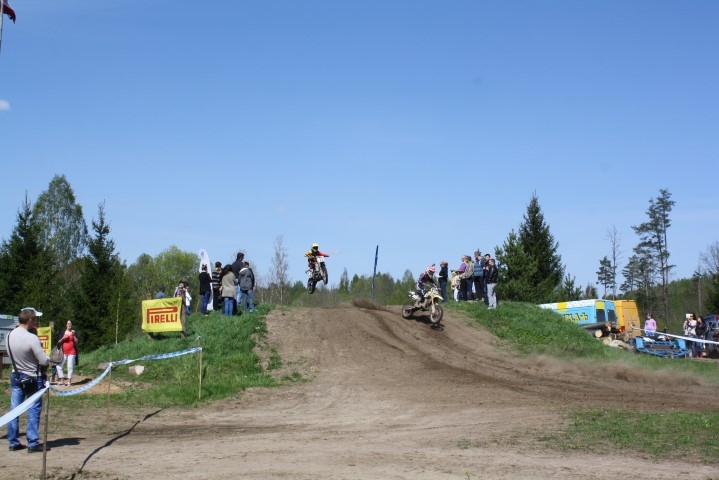Motobraucēji iesildās jaunajai sezonai
