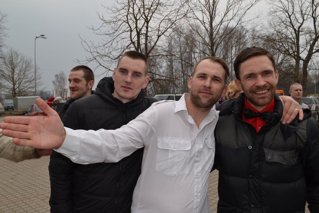 Turēsim īkšķi par dziedošo celtnieku!