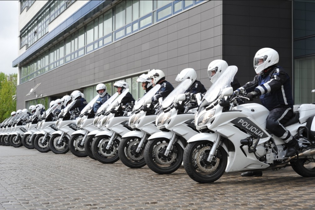 FOTO: Policija izrāda jaunos motociklus