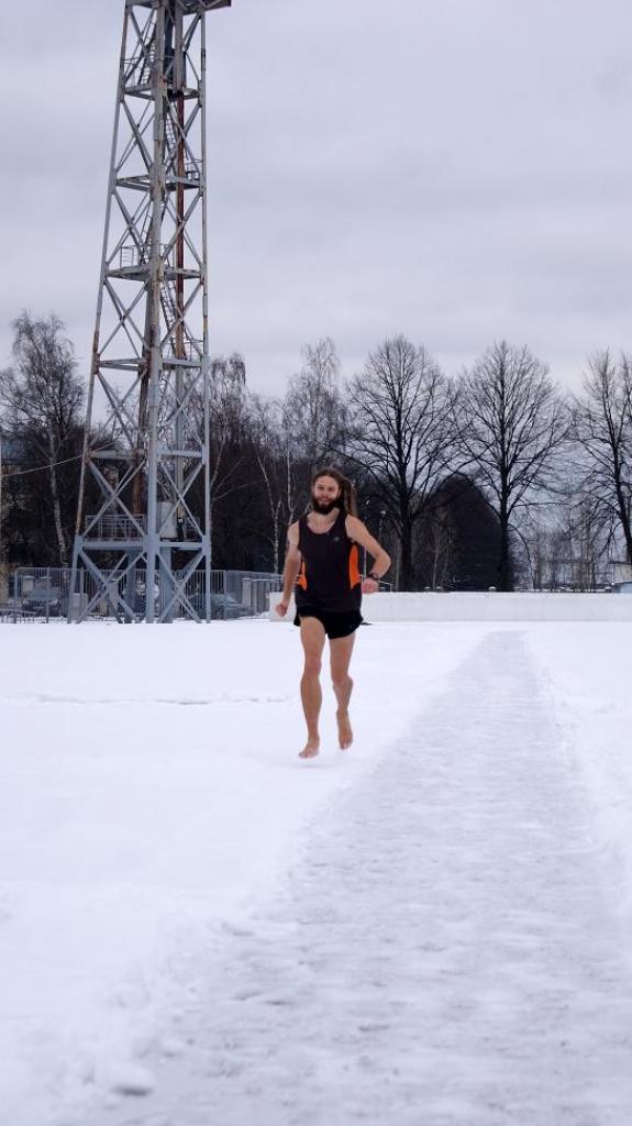 Apstiprina Latvijas skrējēja sasniegto Ginesa rekordu 5km distancē basām kājām pa sniegu