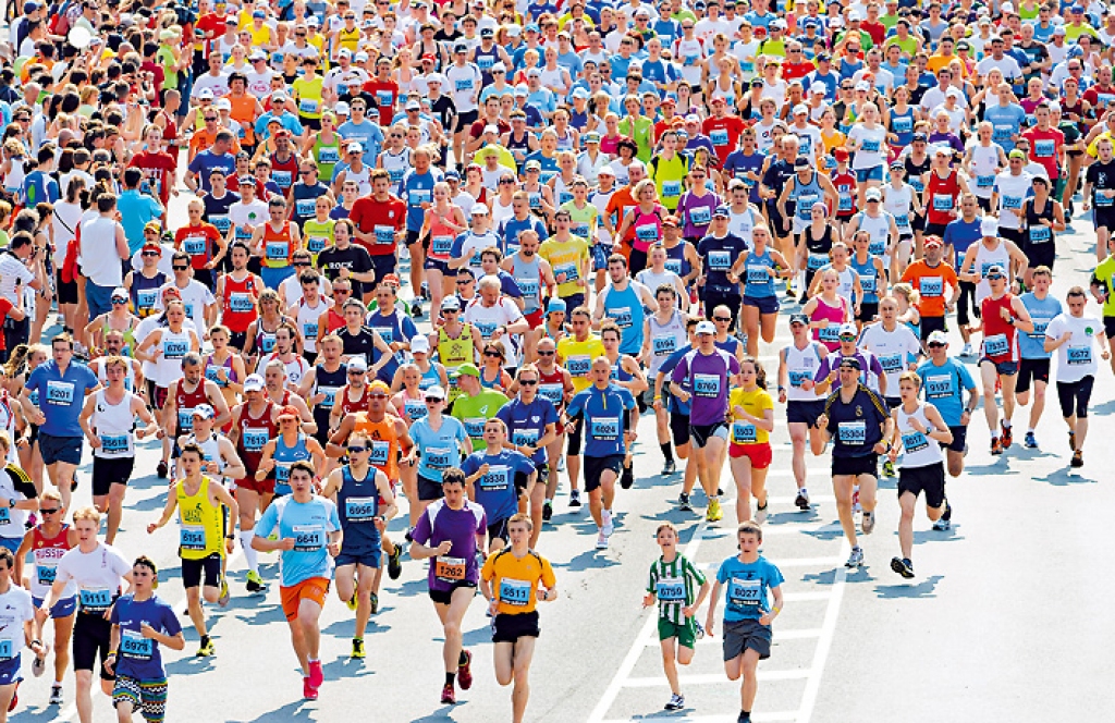 FOTO: Skrējēju tūkstoši dodas Rīgas maratona distancē