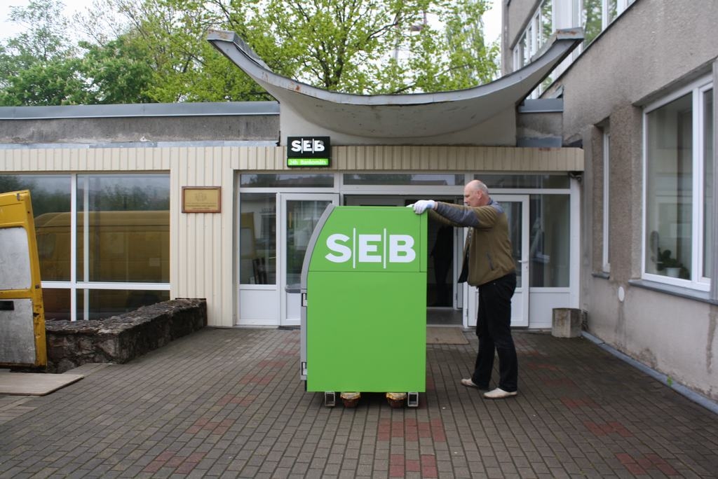 Aizkraukles centrā demontē "SEB bankas" bankomātu 