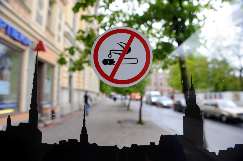 Papildināta - Plāno aizliegt smēķētavas un cigarešu izvietošanu veikalu plauktos