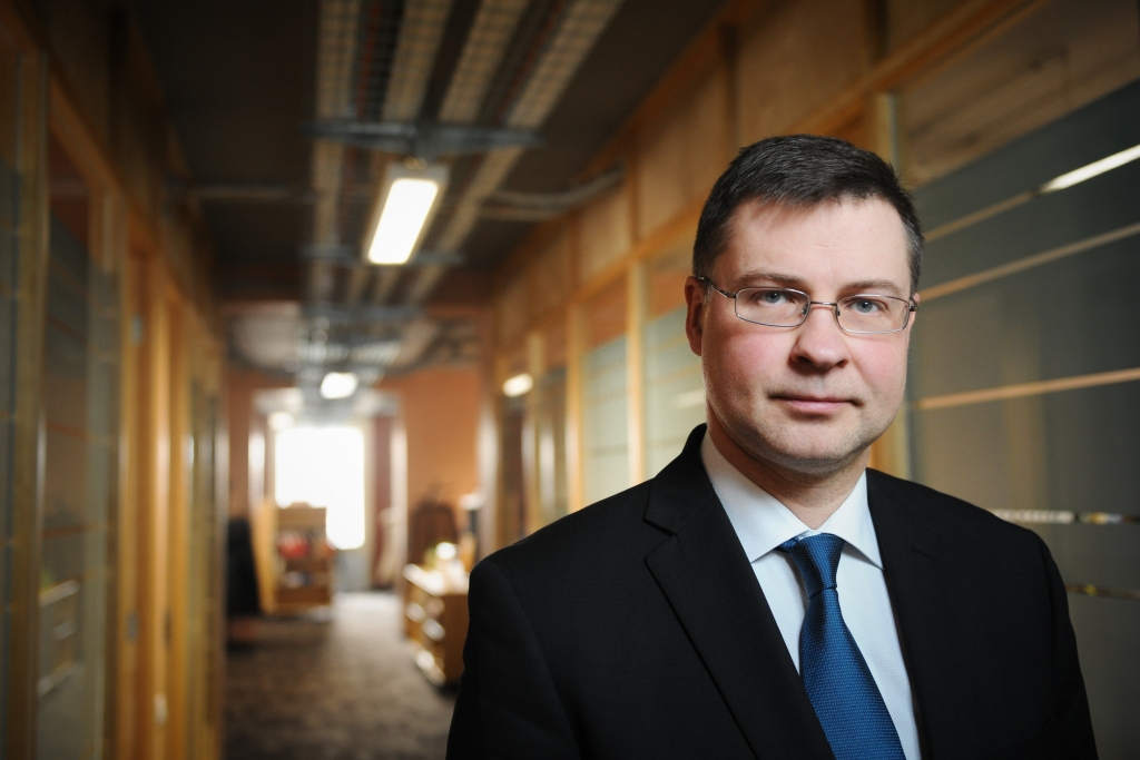 Dombrovskis: Patlaban nevar runāt par nepieciešamību Latvijā "savilkt jostas"