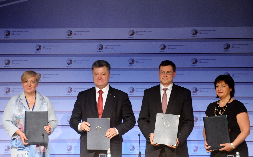 Parakstīts memorands par makrofinansiālo palīdzību Ukrainai 1,8 miljardu eiro apmērā