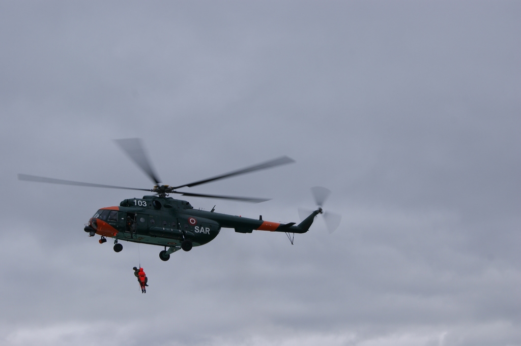 Smagi cietušu vīrieti uz Rīgu transportē NBS helikopterā