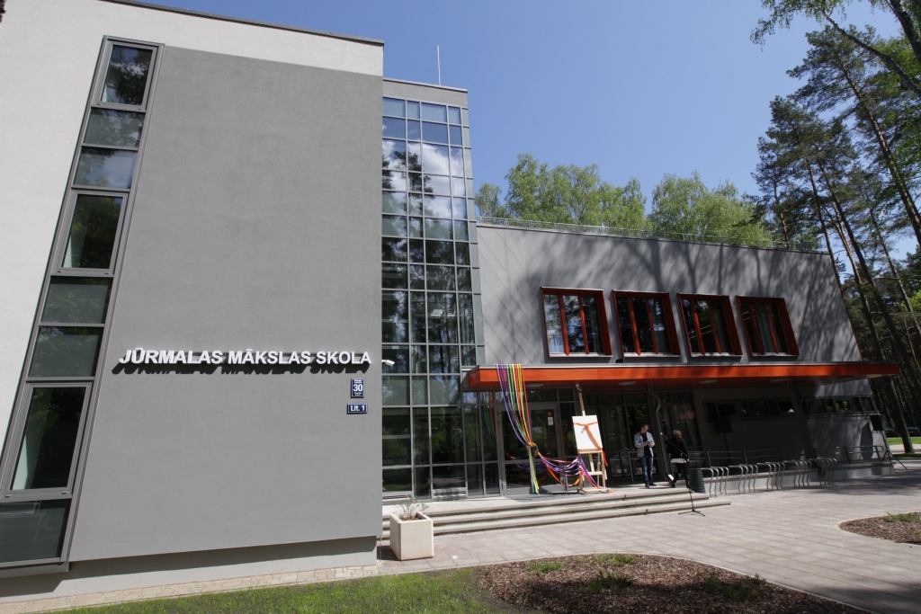Jūrmalā atklāj mākslas skolas jauno ēku