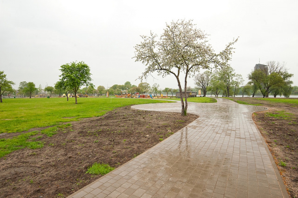 Foto: Lucavsalā nobruģēti celiņi; nākamgad sola asfaltēt pievedceļu un ierīkot park&ride stāvvietu