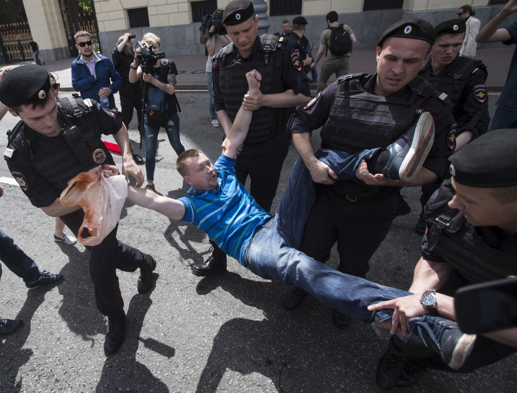 Krievijas policija arestē geju tiesību aktīvistus