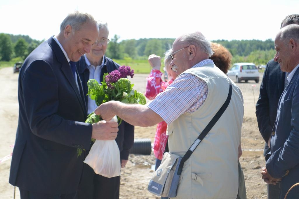 Valsts prezidents Likteņdārzā kopā ar novada politiski represētajiem stāda ozolu