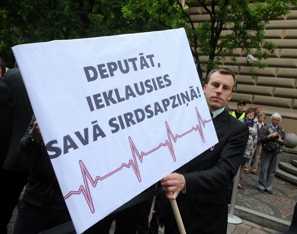 Tviterpērles par prezidenta vēlēšanām: Levitēsim vai vējā šūposimies?