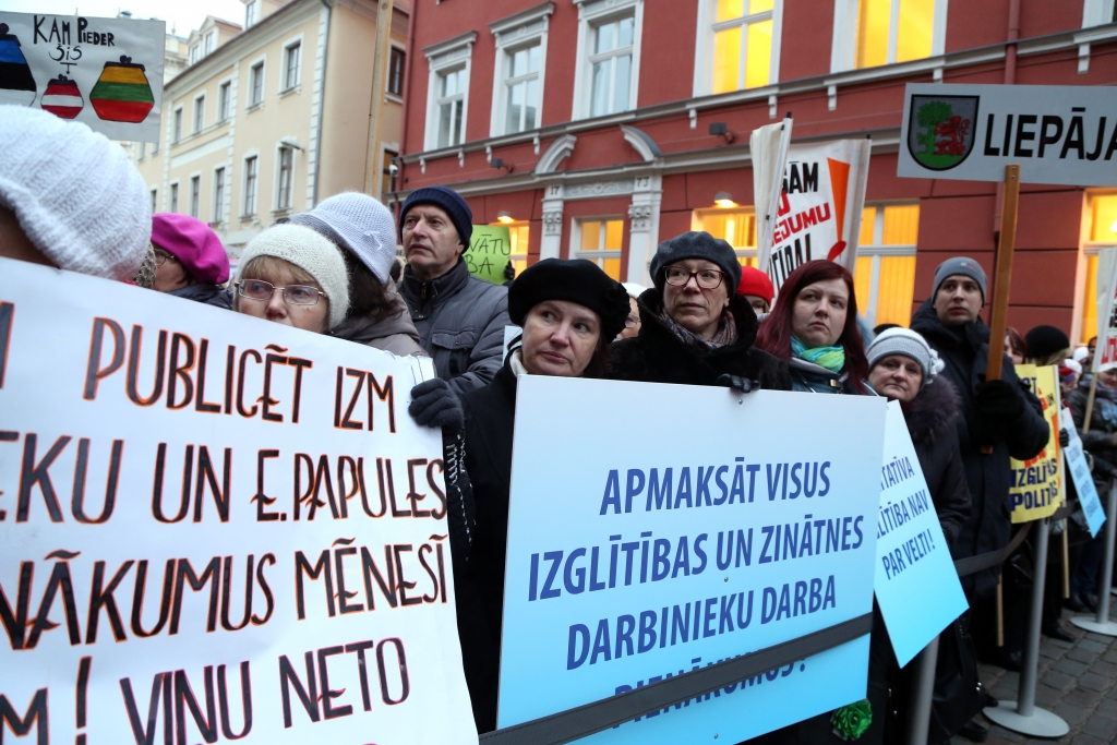 Pedagogu jaunā atalgojuma modeļa ieviešanu pārceļ uz 2016. gadu