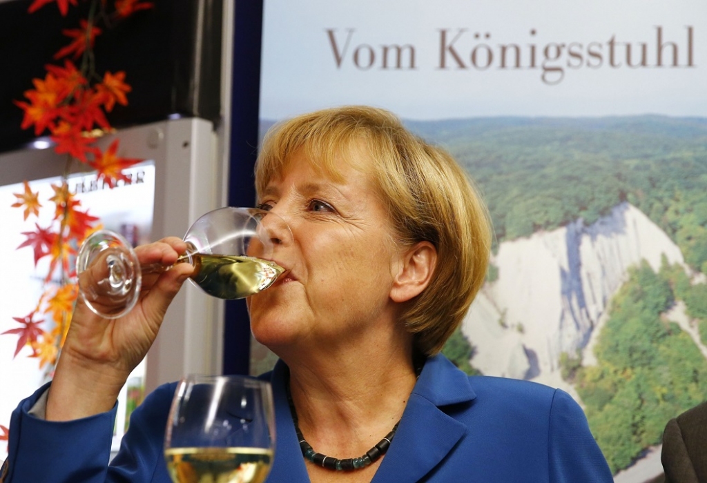NATO vadītājs apbrīno Merkeles alkohola izturību