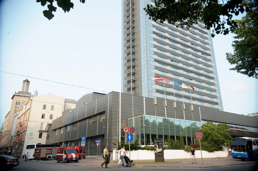 Degoša kafijas automāta dēļ evakuēta viesnīca Raddison Blu Latvija