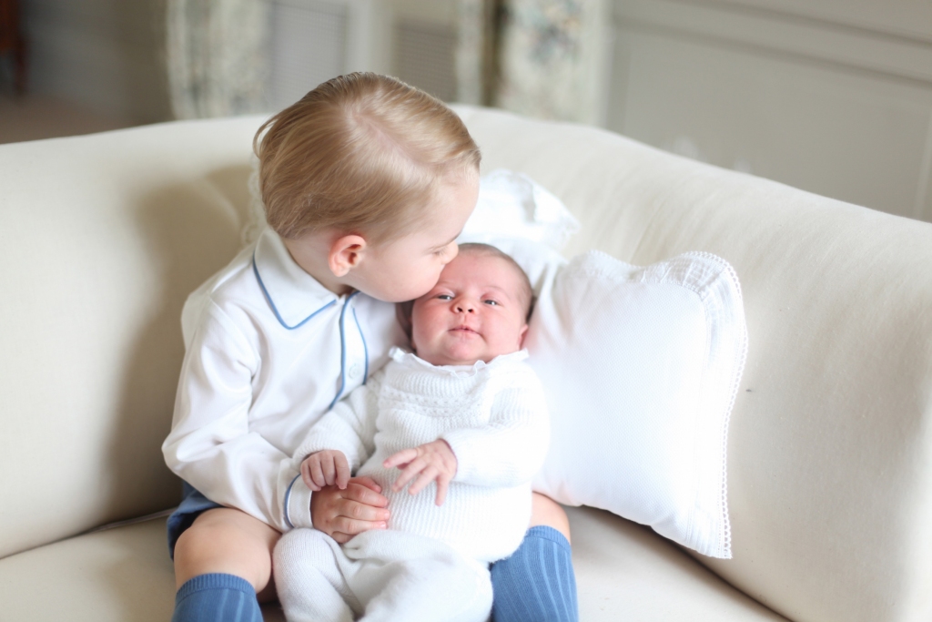 FOTO: Mazā britu princese Šarlote ar brāli