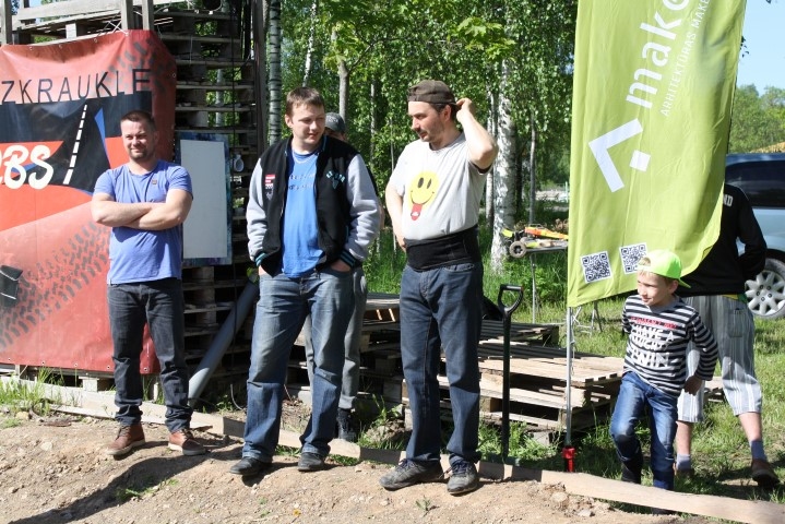 Vīri sacenšas lielizmēra radio vadāmo modeļu sportā