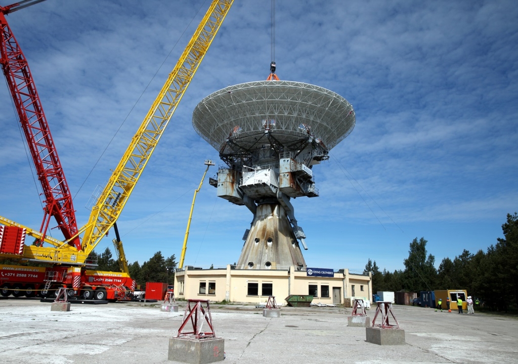 FOTO un VIDEO: Irbenē uzstādīta atjaunotā radioteleskopa antena
