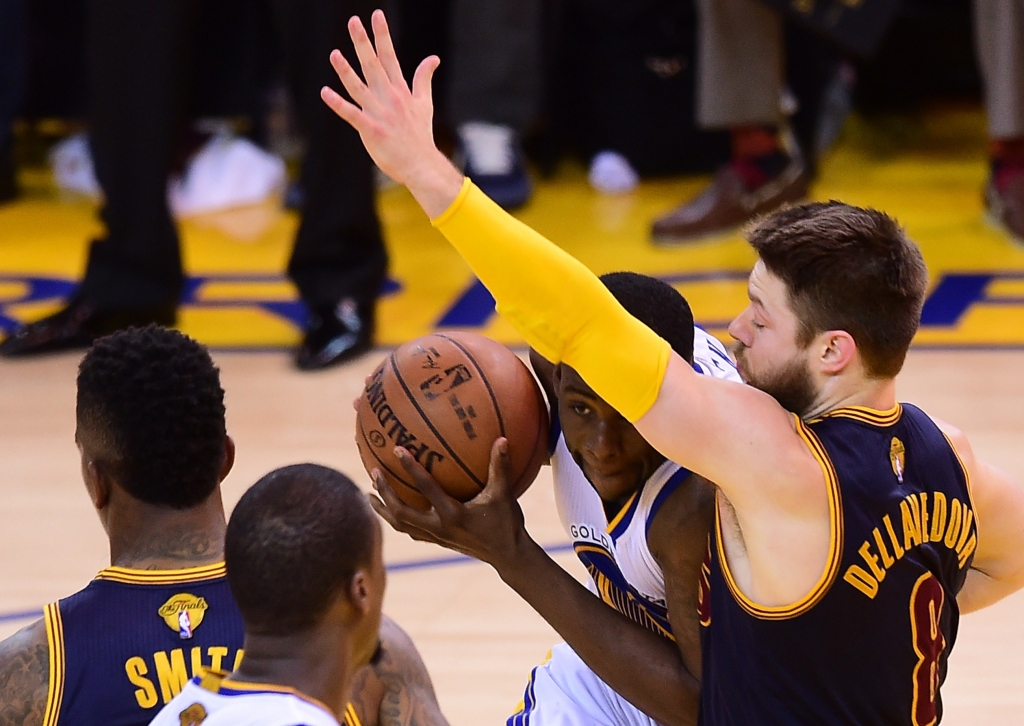 Cavaliers aizsargs Delavedova pēc NBA finālsērijas trešā mača nogādāts slimnīcā