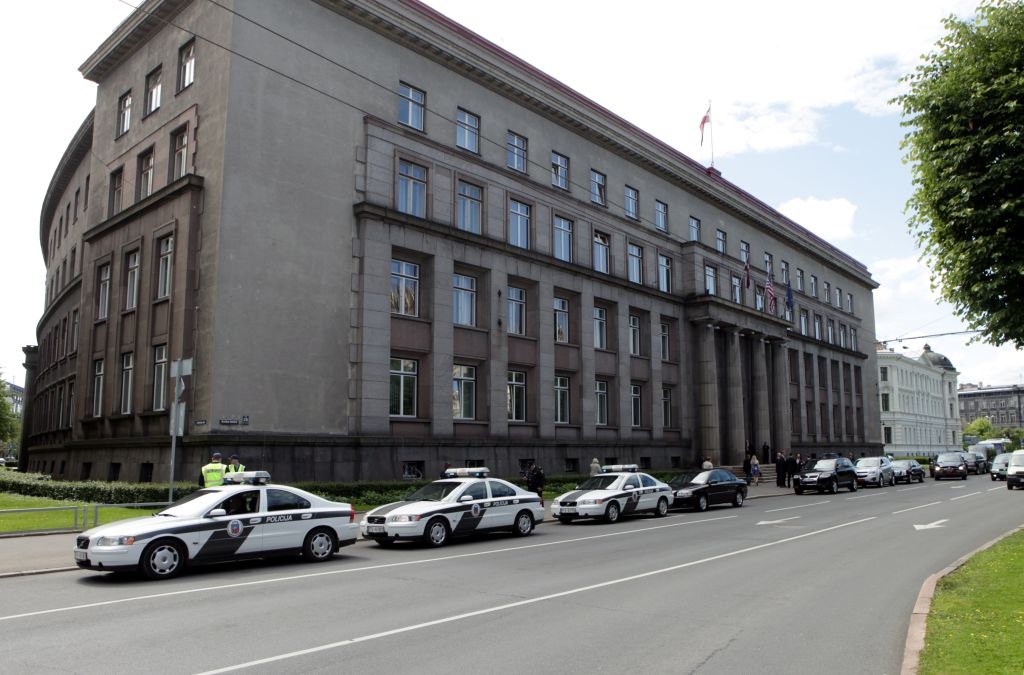 Valdības ēkā atskanējusi trauksmes signalizācija; daļa darbinieku uz to nereaģē