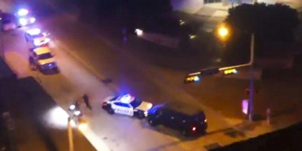 FOTO: Dallasā snaiperis nošāvis uzbrucēju policijas pārvaldei