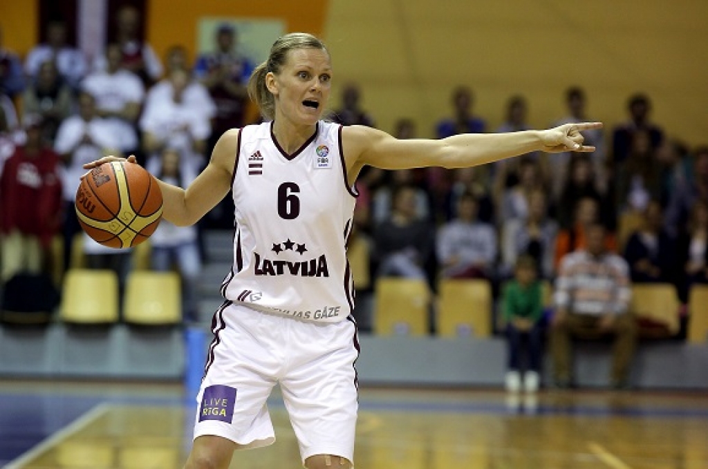 FOTO: Latvijas basketbolistēm pret Lielbritāniju ilgi gaidīta uzvara