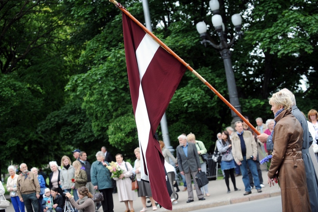 papildināts ar FOTO: Latvijā piemin komunistiskā režīma politisko represiju un deportāciju upurus