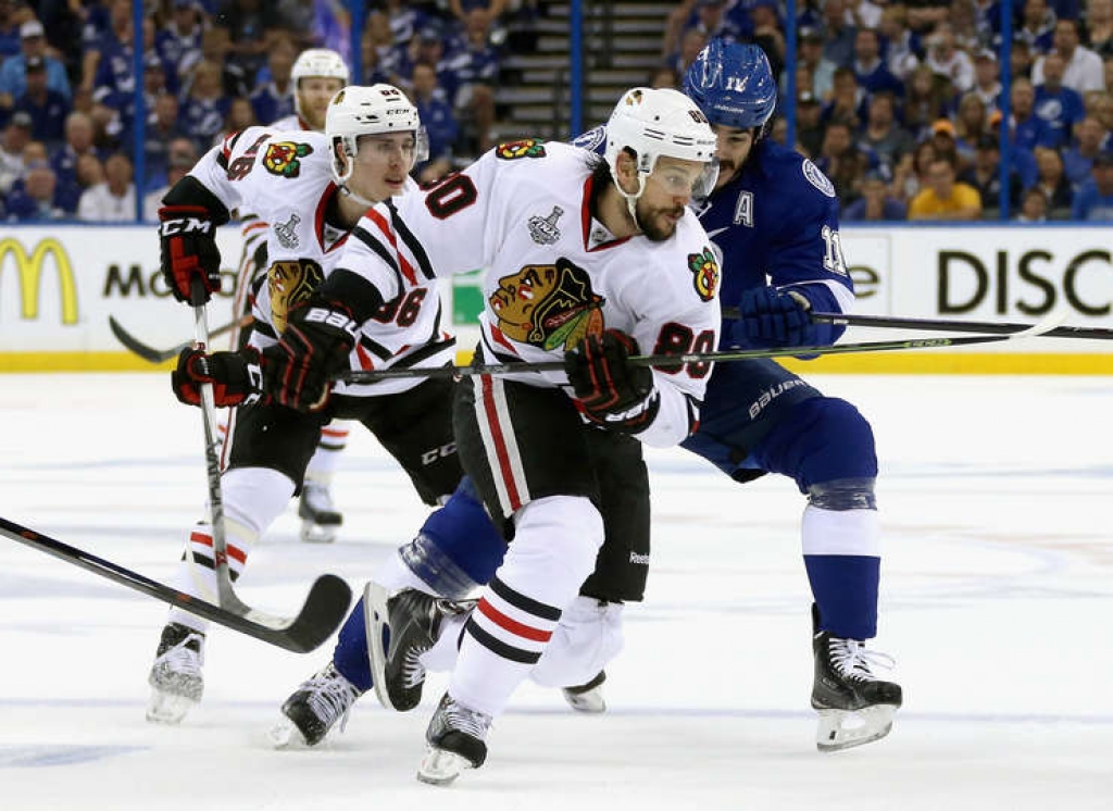 FOTO un VIDEO: Blackhawks nonāk uzvaras attālumā no Stenlija kausa