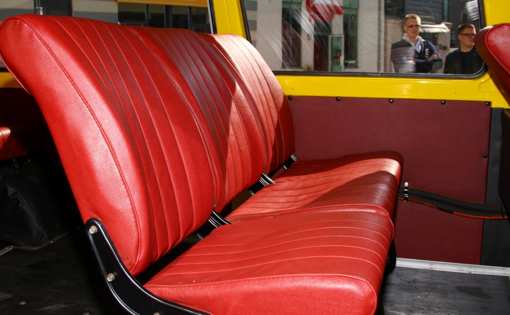 Mikroautobusa avārijā mirusi sieviete; slimnīcā nogādāti divi