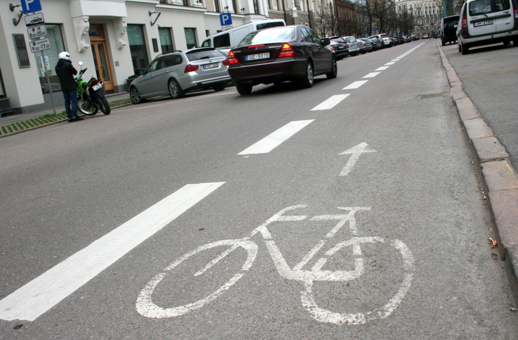 Aptauja: Puse rīdzinieku atbalsta velojoslu izbūvi Barona ielā