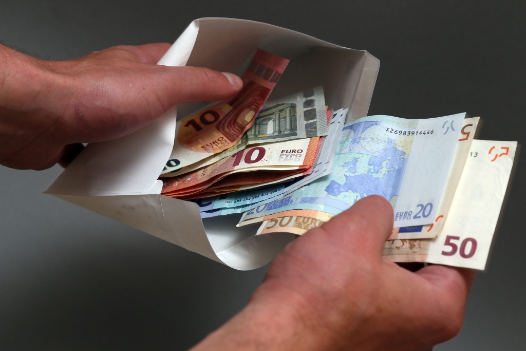 Nodokļu maksātāji ar «aplokšņu» algu risku saņems brīdinājumu EDS