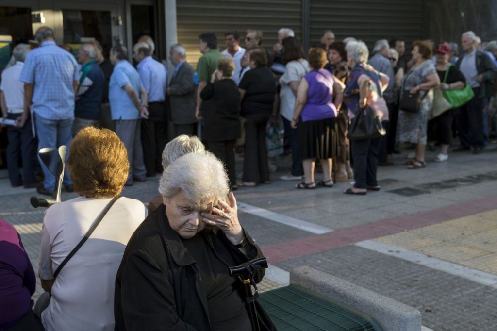 Papildināta galerija - Grieķu pensionāru asaras pie bankām rit arī šodien