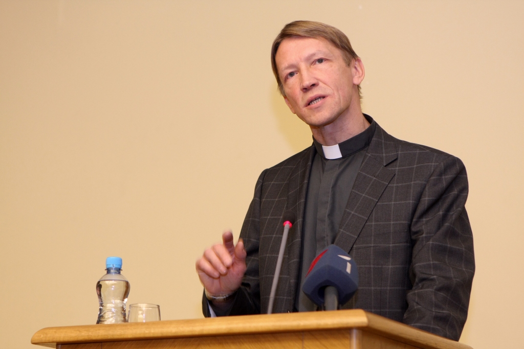 Rubenis: Nereti šķiet, ka Krievijas valdība rīkojas kā ielu huligāns - vājos sit, no stipriem bēg