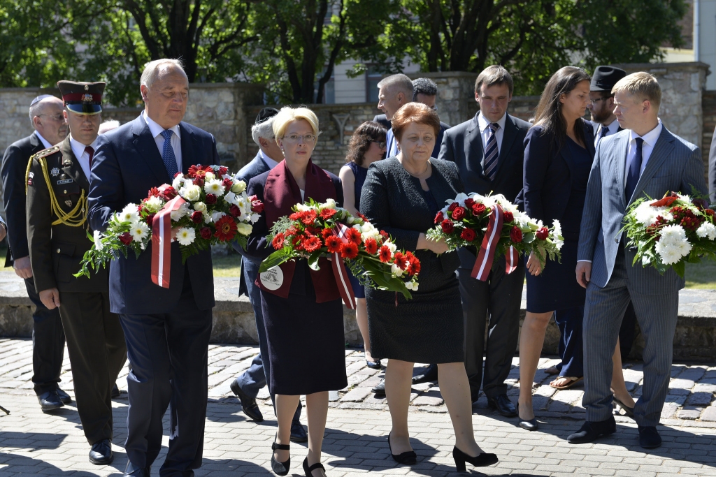 FOTO: Prezidents un premjere piedalās genocīda upuru piemiņas pasākumā