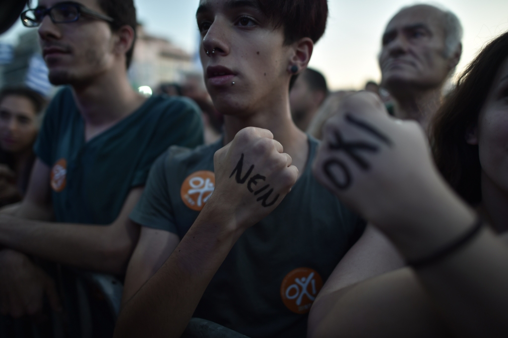 FOTO: Atēnās notiek plašas demonstrācijas pret un par Grieķijas kreditoru priekšlikumiem