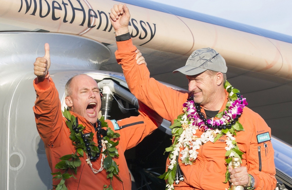 Solar Impulse 2 pilots balansē uz izturības robežas un pārraksta aviācijas vēsturi