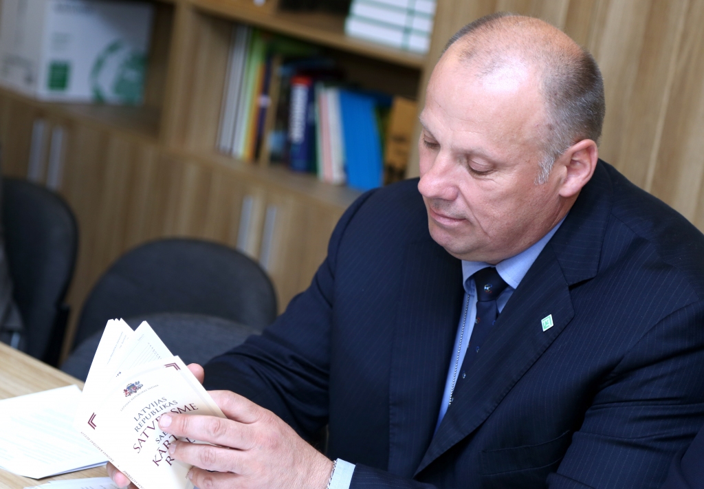 papildināts (14:04) - Bergmani apstiprina aizsardzības ministra amatā