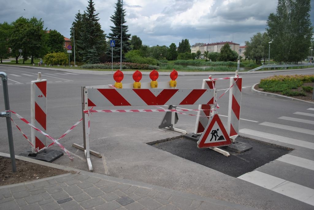 Asfalta iegrimšanas cēlonis noskaidrots un bojājums novērsts, bet iela vēl arvien norobežota