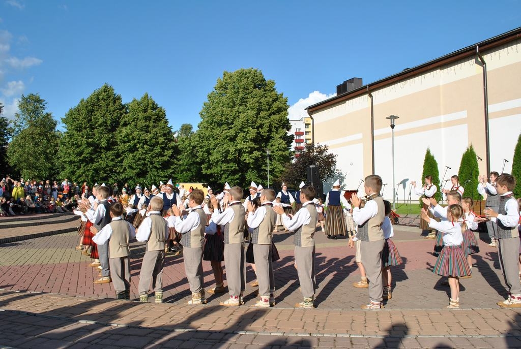 Foto: pašdarbības kolektīvu koncerts Aizkraukles kultūras nama 50 gadu jubilejā 