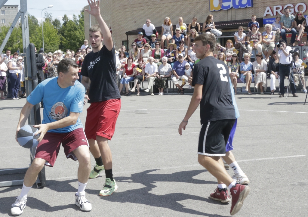 FOTO: Vējonis vizītē Krāslavā sola risināt Latgales problēmas un uzspēlē basketbolu