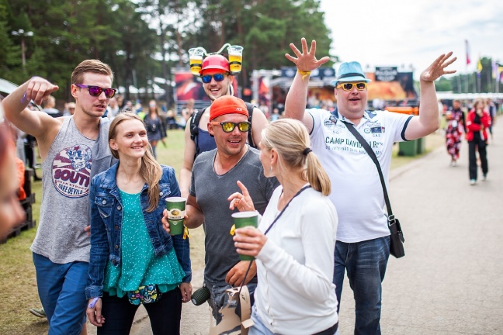 FOTO: Otrā Positivus diena dažādās izklaidēs, arī lietus sagaidīts
