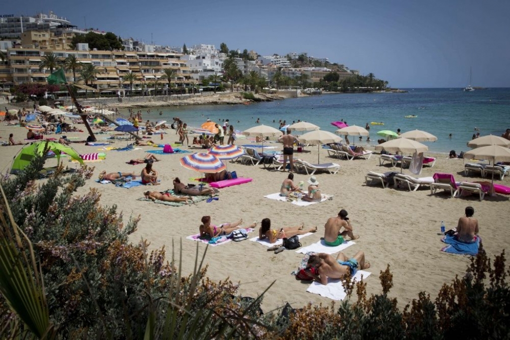 Ryanair lidojumos no Lielbritānijas uz Ibizu aizliedz alkoholu