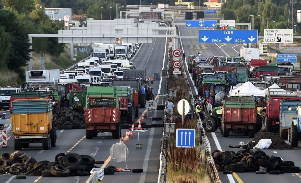 Francijas valdība atvēl lauksaimniekiem 600 miljonus eiro; protesti turpinās