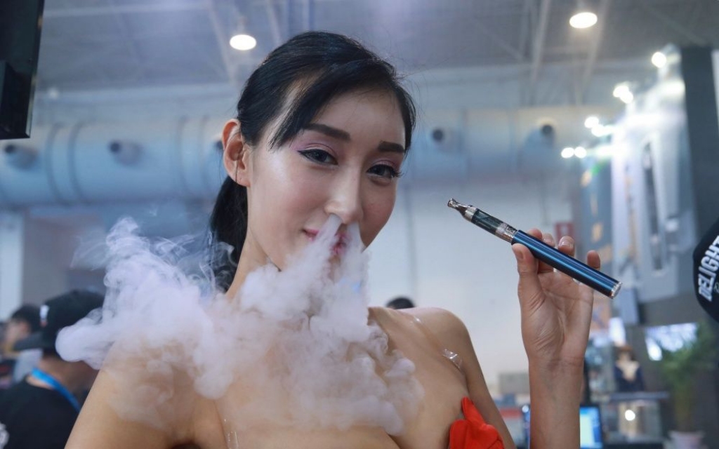 FOTO: kā ķīnieši reklamē elektroniskās cigaretes
