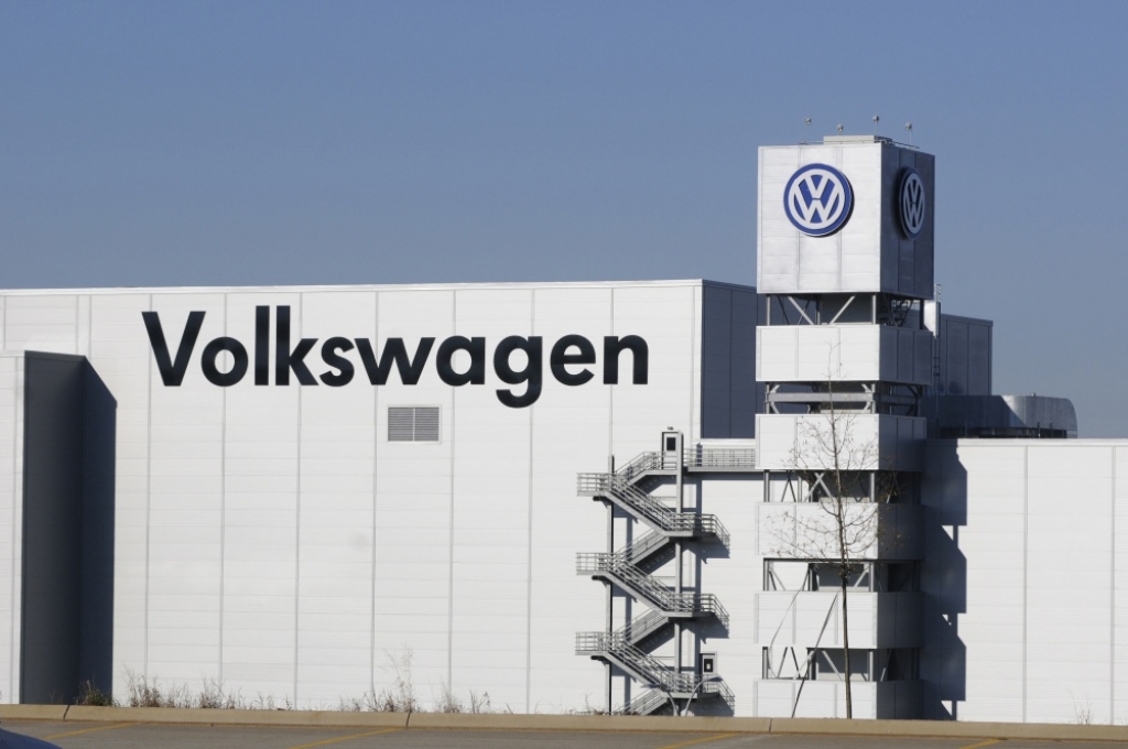 Volkswagen, pārdodot visvairak automašīnu pasaulē, no troņa gāzis Toyota