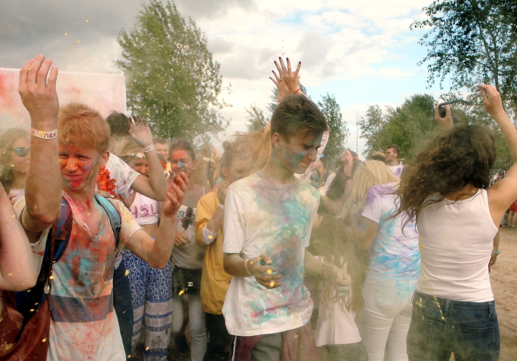 Holi krāsu festivāls Lucavsalā - fotogrāfijās