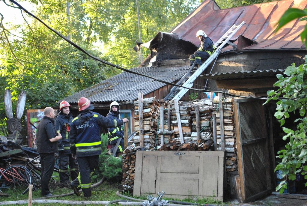 Pļaviņās nodeg saimniecības ēka 