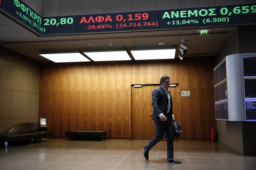 Grieķijas bankas šonedēļ zaudējušas pusi no savas vērtības