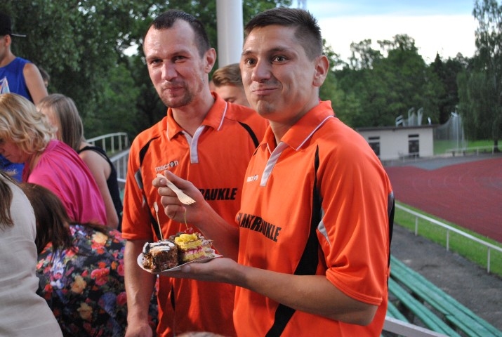 Futbolisti pirms mača iestiprinās  ar kūkām
